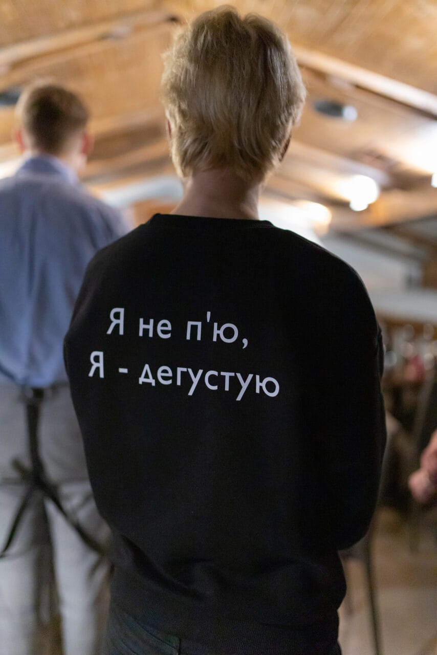 Емоционален момент от корпоративно парти, уловен от ивент фотограф.