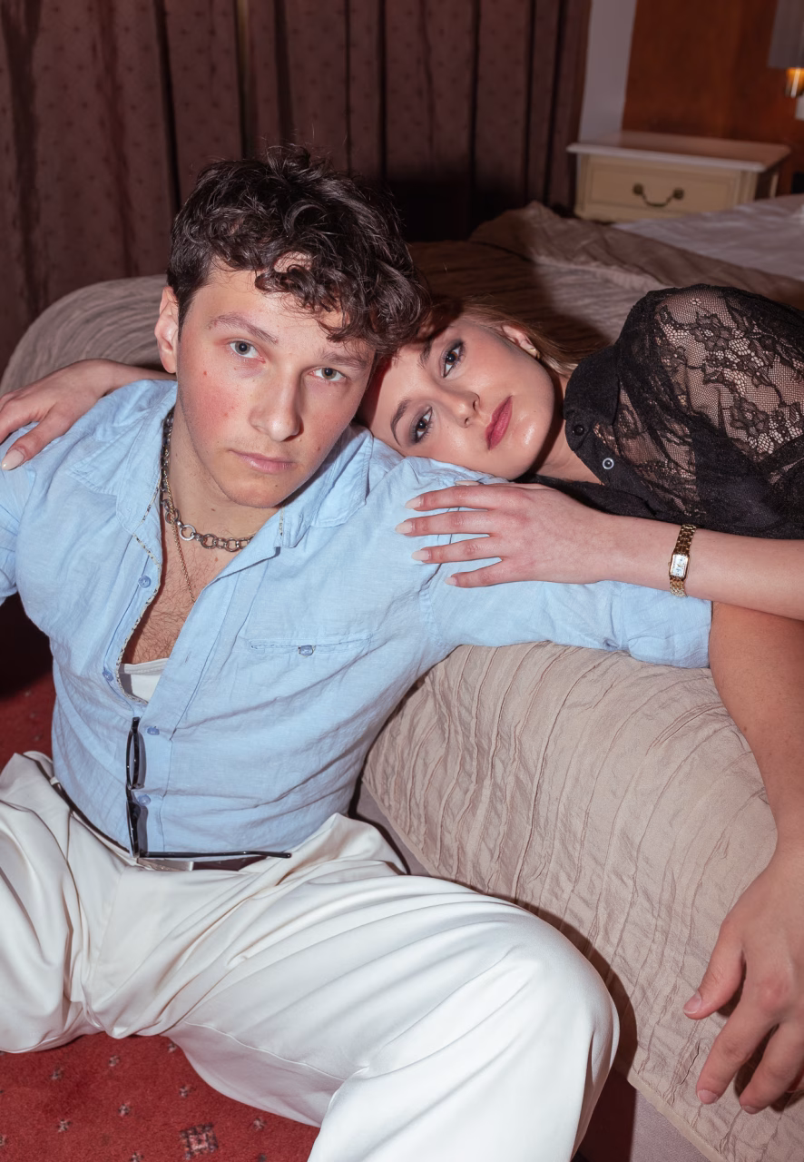 Цветен близък план на двойка, жената е облегната на рамото на мъжа, седнали в хотелска стая в София. Нежен и романтичен lovestory портрет. Професионален фотограф за годежни и сватбени фотосесии.